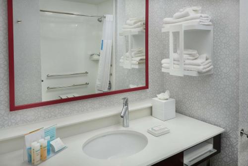 Hampton Inn Burleyにあるバスルーム