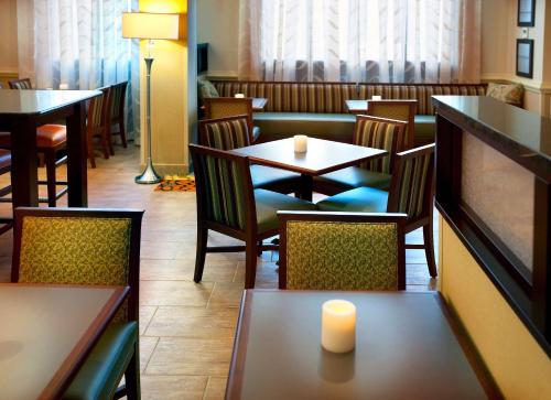 Restoran atau tempat lain untuk makan di Hampton Inn Alexandria