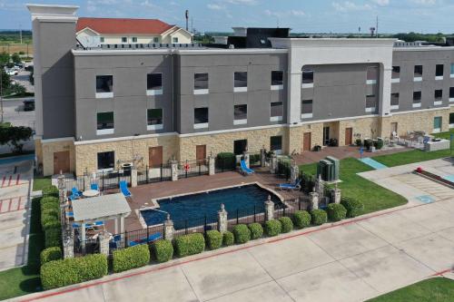 - une vue aérienne sur un bâtiment avec une piscine dans l'établissement Hampton Inn Seguin, à Seguin