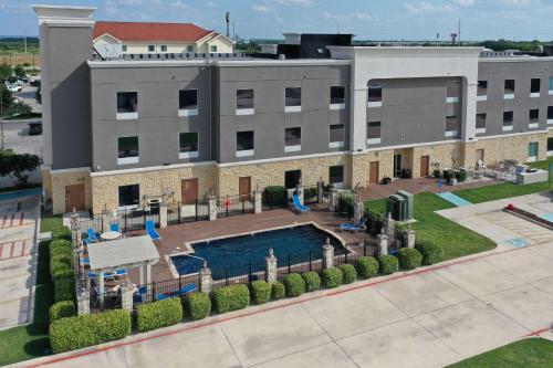 an aerial view of a building with a swimming pool at Hampton Inn Seguin in Seguin