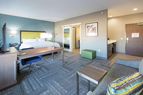 Postel nebo postele na pokoji v ubytování Hampton Inn & Suites Stroud