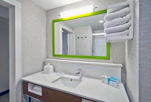 Hampton Inn Abingdon, Vaにあるバスルーム