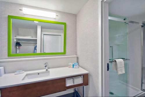 Hampton Inn Abingdon, Vaにあるバスルーム