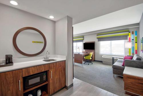 Hampton Inn Abingdon, Vaにあるテレビまたはエンターテインメントセンター