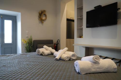una habitación de hotel con toallas en una cama en Serendipity Living Studio, en Citera
