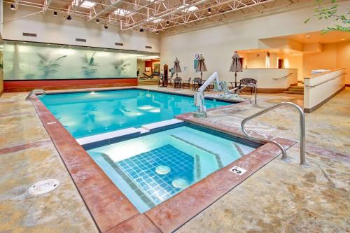Bazén v ubytování DoubleTree Suites by Hilton Seattle Airport/Southcenter nebo v jeho okolí