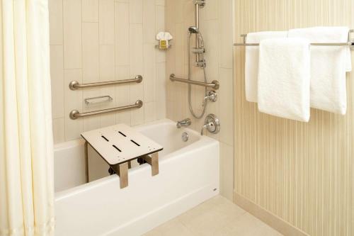 DoubleTree Suites by Hilton Seattle Airport/Southcenter في توكويلا: حمام مع حوض استحمام مع طاولة عليه
