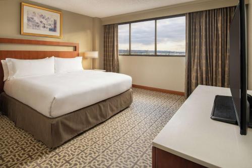Postel nebo postele na pokoji v ubytování DoubleTree Suites by Hilton Seattle Airport/Southcenter