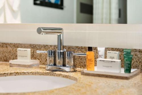 Ένα μπάνιο στο Hilton Long Island/Huntington