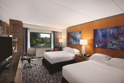 Habitación de hotel con 2 camas y TV en Hilton Long Island/Huntington, en Melville