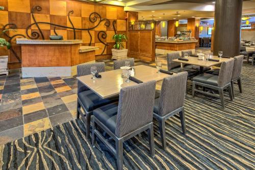 Ресторан / где поесть в Hilton Knoxville Airport