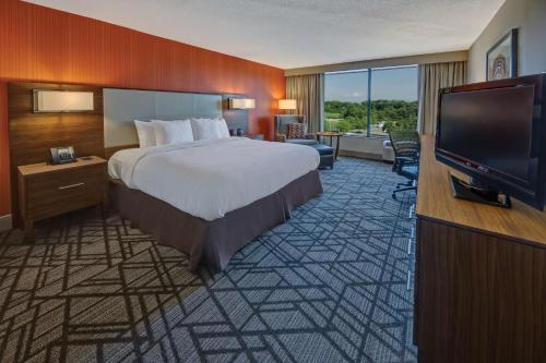 Телевизор и/или развлекательный центр в Hilton Knoxville Airport
