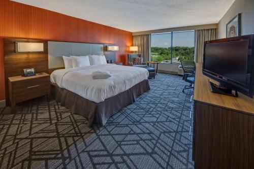 Кровать или кровати в номере Hilton Knoxville Airport