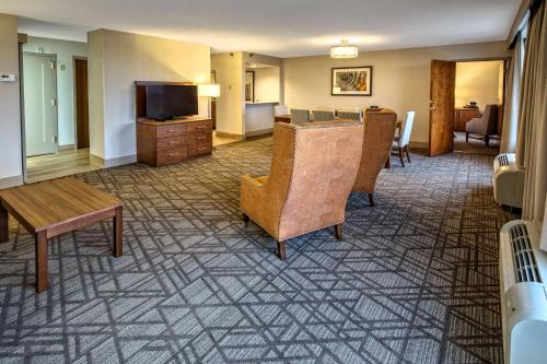 Телевизор и/или развлекательный центр в Hilton Knoxville Airport