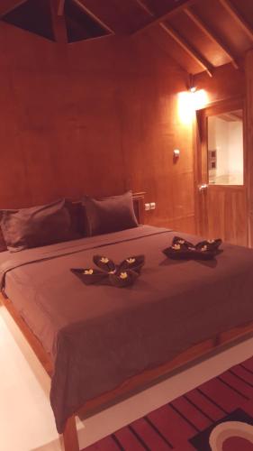 Tempat tidur dalam kamar di Pondok Indah Bungalows Tetebatu