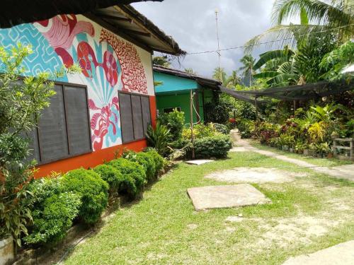 une maison avec un tableau sur son côté dans l'établissement Charity Pension House, à San Vicente