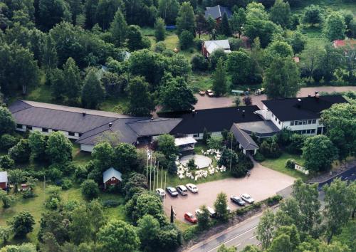 uma vista aérea de uma casa com estacionamento em Eckerö Hotell & Restaurang em Eckerö