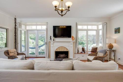 sala de estar con sofá blanco y chimenea en BLAIRGOWRIE OCEAN BLISS..has it all, en Blairgowrie