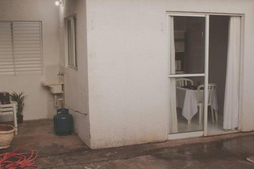 una puerta abierta a un baño con lavabo en Casa 02 Quartos Condomínio Aceita Pet en Ourinhos