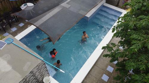 Bazén v ubytování Solwara Beach Resort nebo v jeho okolí