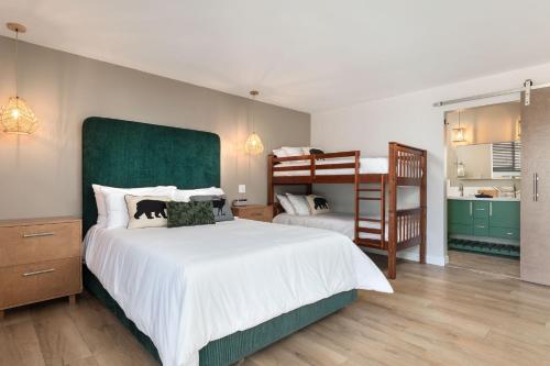 1 dormitorio con 1 cama grande y 1 litera en California Inn, en Anaheim