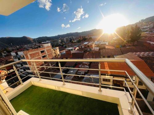 balkon z widokiem na miasto w obiekcie Departamento La Terraza w Cuzco