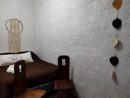 ein Schlafzimmer mit einem Bett und einer weißen Wand in der Unterkunft Monoambiente in Mercedes
