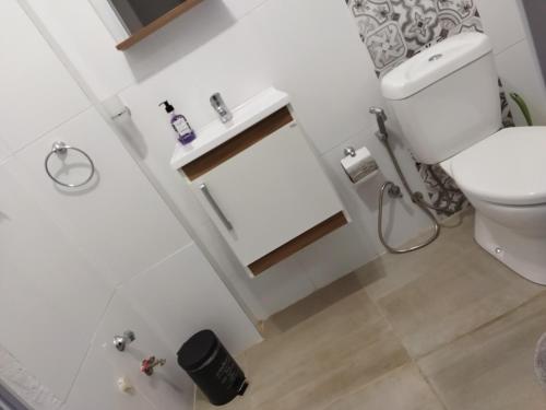 メルセデスにあるMonoambienteの白いバスルーム(トイレ、シンク付)