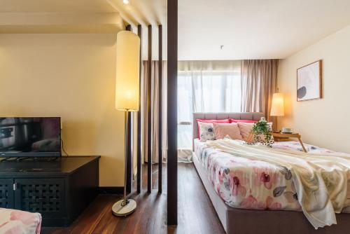 une chambre d'hôtel avec un lit et une télévision dans l'établissement Resort Homestay 2-6pax 1min to Sunway Pyramid, à Petaling Jaya
