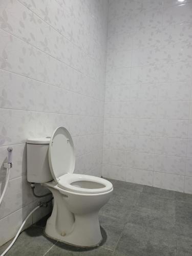 MedidirにあるVilla American Styleのバスルーム(蓋付きトイレ付)