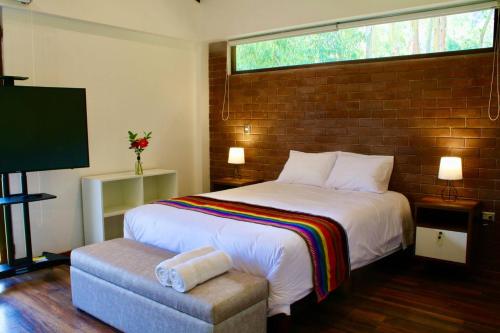 Un dormitorio con una cama grande y una ventana en Casa de ensueño en el Valle Sagrado, en Calca