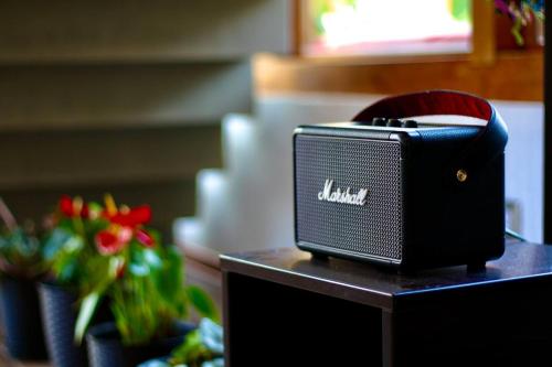 a radio sitting on top of a table with flowers at Casa de ensueño en el Valle Sagrado in Calca