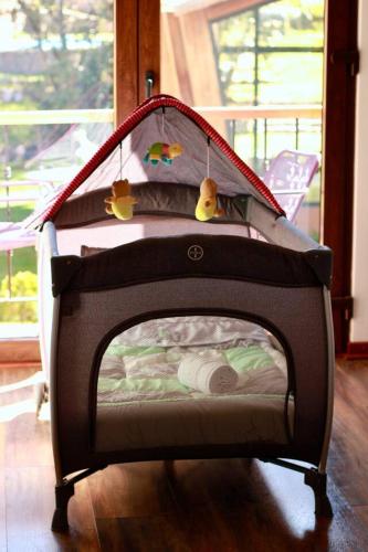 a baby crib with two ducks in it at Casa de ensueño en el Valle Sagrado in Calca