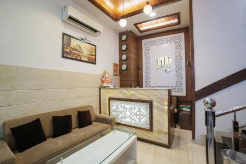 a living room with a couch and a wall at Super Townhouse 561 Hotel Hollywood Heights in Amritsar