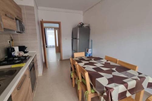 奧蘭的住宿－F5 -5 bedrooms Apt- Residence Hasnaoui avec parking Oran Algeria，一间带桌子的厨房和一间带冰箱的厨房