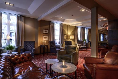 a living room with a couch and chairs at Hotel Åregården in Åre