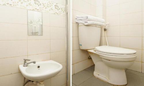 La salle de bains est pourvue de toilettes et d'un lavabo. dans l'établissement Semampir Residence By Occupied, à Surabaya