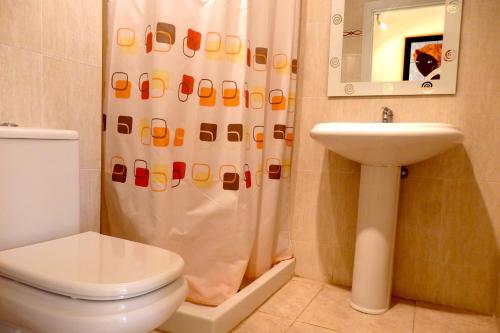 ミアミ・プラトーヤにあるMEDDAYS APARTAMENTO BELLAVISTAのバスルーム(トイレ、洗面台、シャワーカーテン付)