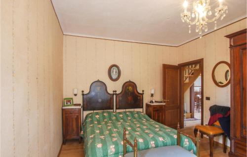 um quarto com uma cama e um lustre em Lovely Home In Fermo With Kitchen em Fermo