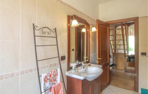 y baño con lavabo y espejo. en Lovely Home In Fermo With Kitchen, en Fermo