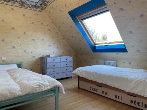 um quarto no sótão com 2 camas e uma janela em Maison Locoal-Mendon, 4 pièces, 6 personnes - FR-1-397-74 em Locoal-Mendon