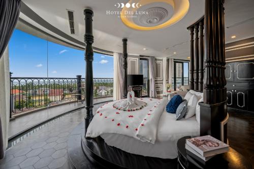 a bedroom with a large bed and a balcony at Hotel Del Luna Boutique in Da Nang