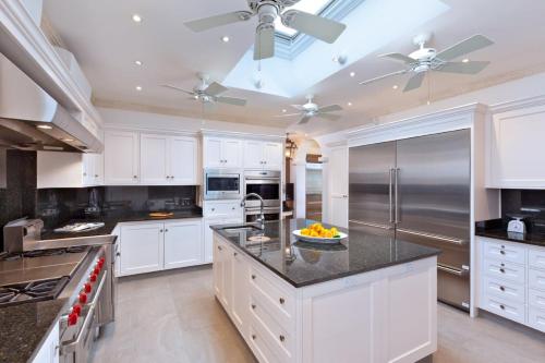 Η κουζίνα ή μικρή κουζίνα στο Leamington Pavilion by Blue Sky Luxury