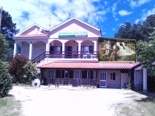 un gran edificio con un cartel encima en Casa Feijao - Alojamento Local, en Gerês