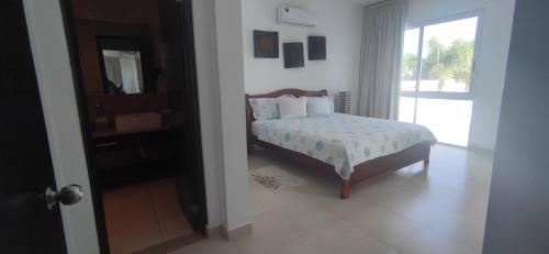 Postel nebo postele na pokoji v ubytování Founder Playa Blanca 2D