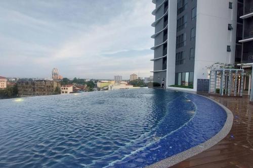 een groot zwembad op het dak van een gebouw bij Twin Eleven in Kota Bharu