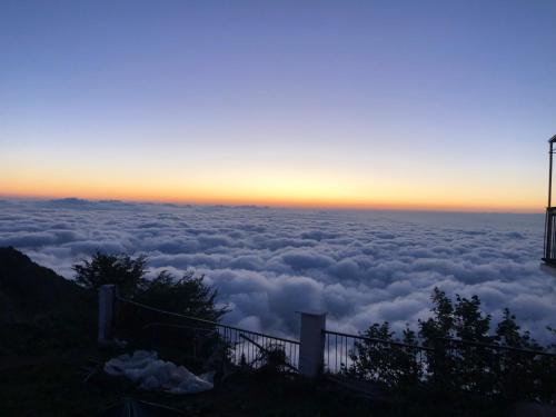 una vista desde la cima de una montaña de nubes en Osmanlı Camping & konaklama en Trebisonda
