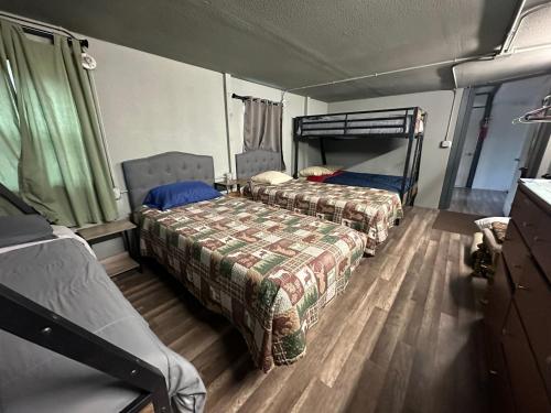 Postel nebo postele na pokoji v ubytování Uncle Nicolai's Inn B&B