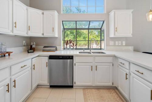 Η κουζίνα ή μικρή κουζίνα στο Stylish & Bright ~ Huge Backyard ~ King Beds ~ Pkg
