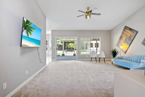 Χώρος καθιστικού στο Stylish & Bright ~ Huge Backyard ~ King Beds ~ Pkg